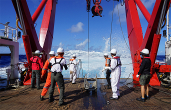 科考不畏驚濤駭浪