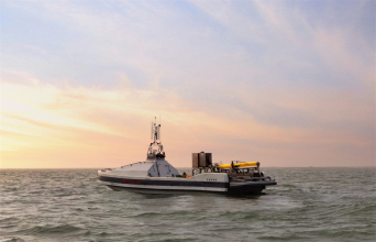 海翼滑翔夕陽下，觀海聽濤望百川