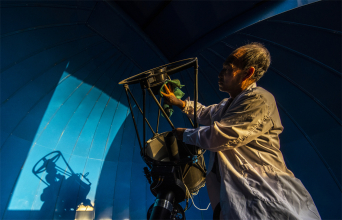 擦拭射電望遠(yuǎn)鏡