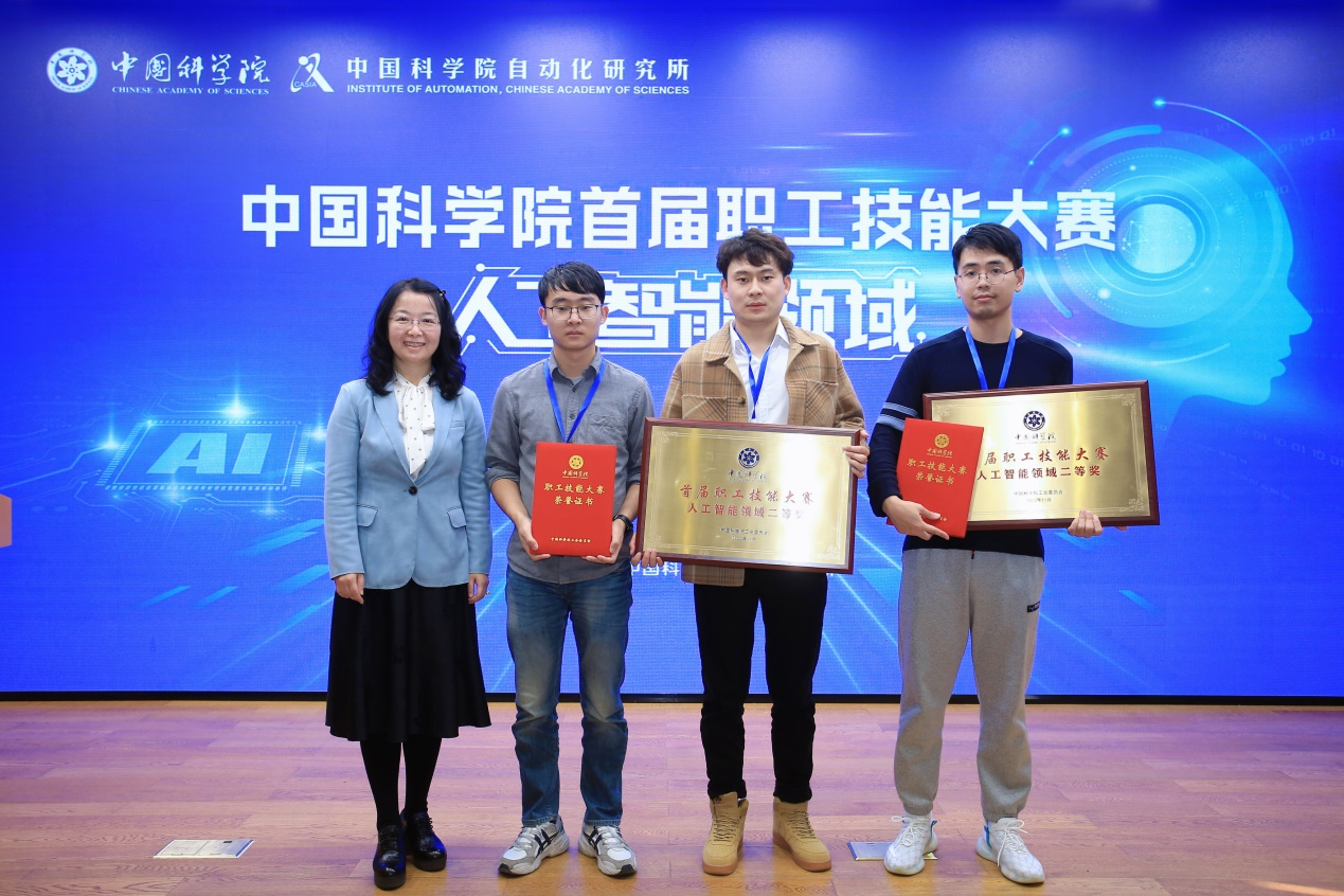 楊旭副書記頒發(fā)大賽二等獎