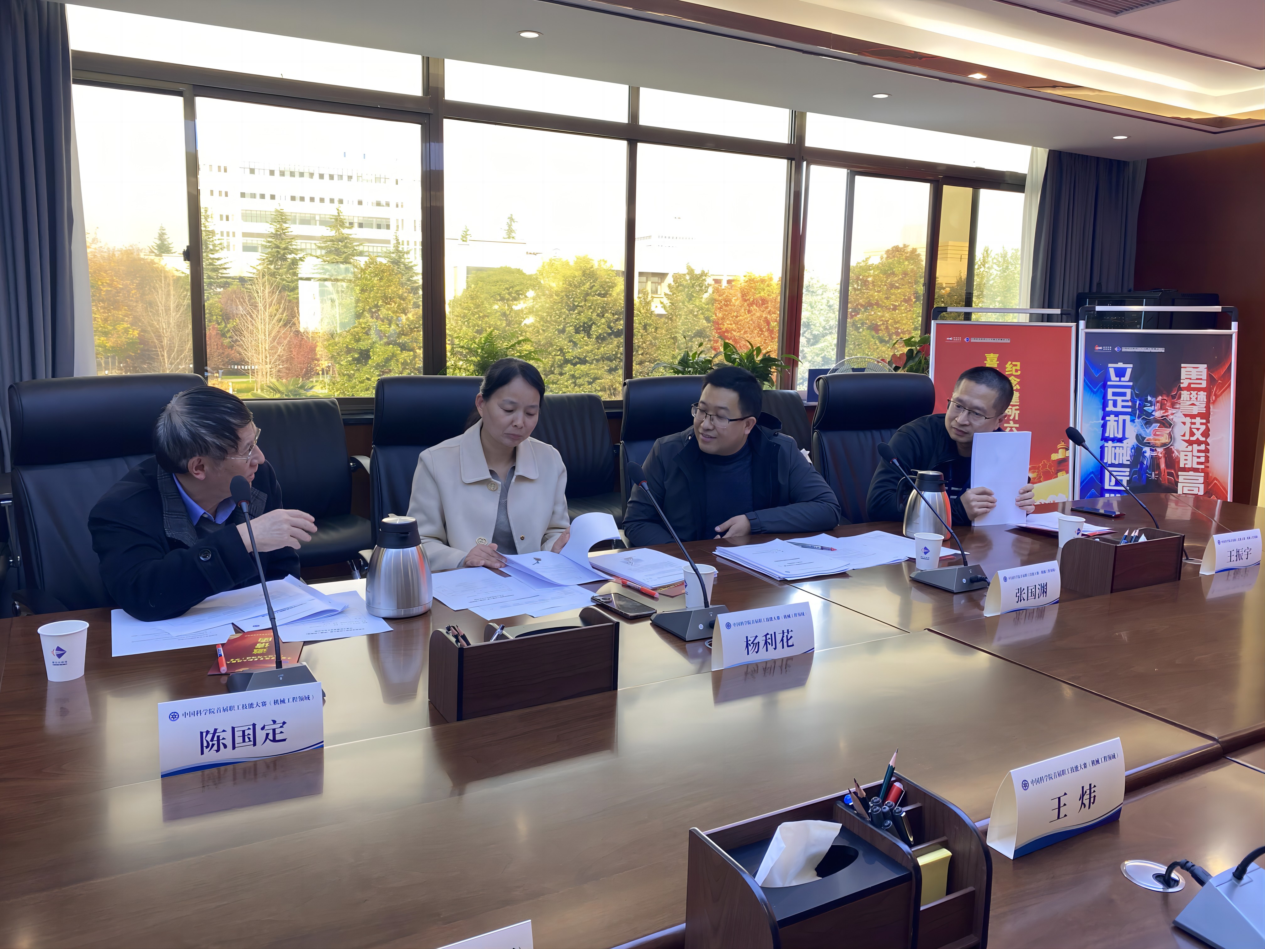 評(píng)委老師閱卷工作的現(xiàn)場(chǎng)